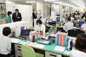 Tokyo Governor Koike inspects a medical facility responding to the new corona.